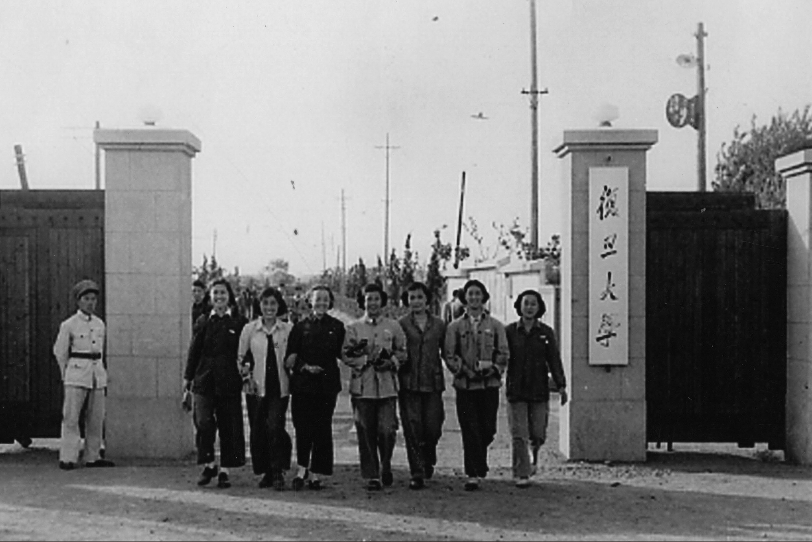 复旦大学正门首次采用了毛主席的题名