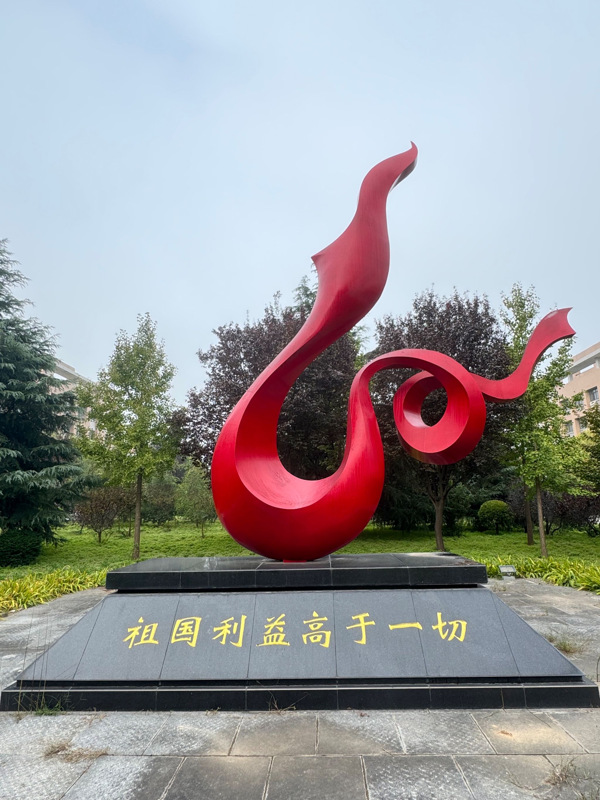 校训石雕塑