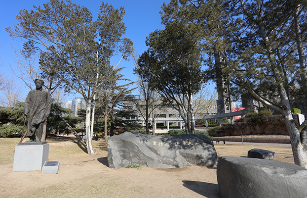校训石及徐悲鸿雕塑全景